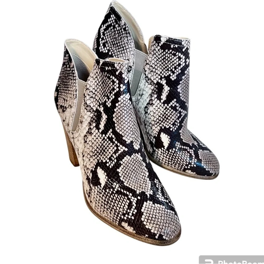 Vince Camuto Women's Famhida Faux Snakeskin Leather Ankle Boots Booties Size 8.5